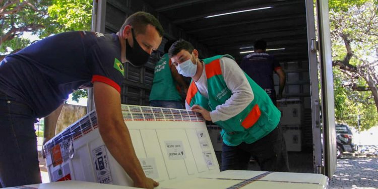 Ceará recebe 161 mil doses de vacinas para dar continuidade à imunização contra a Covid-19