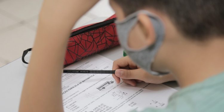 Escolas cearenses devem oferecer avaliações presenciais e remotas aos alunos, diz decreto estadual