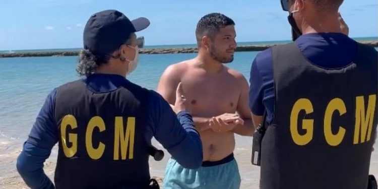 André Fernandes é levado para a delegacia após se recusar a obedecer decreto estadual em praia de Pernambuco