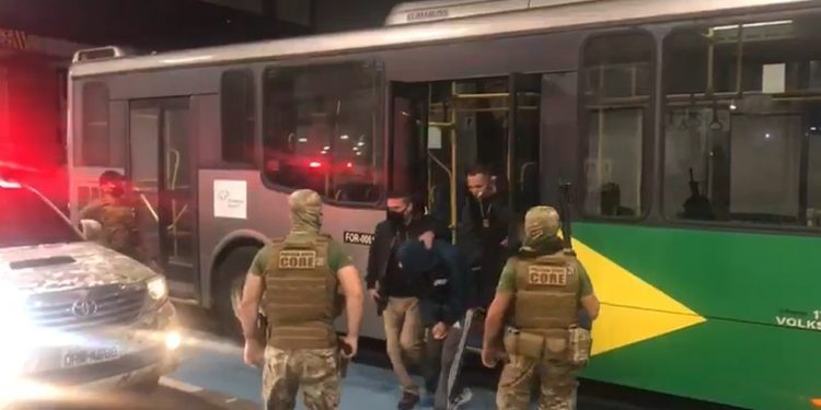 Homem que matou escrivão dentro de delegacia em Tauá, é transferido de São Paulo para Fortaleza