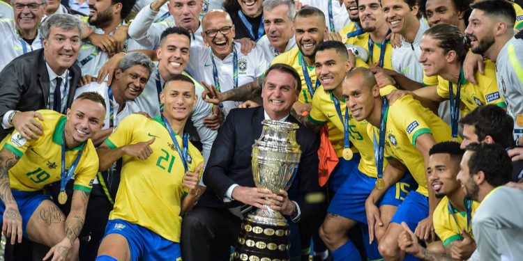 Bolsonaro confirma realização de Copa América e anuncia 4 de 5 sedes