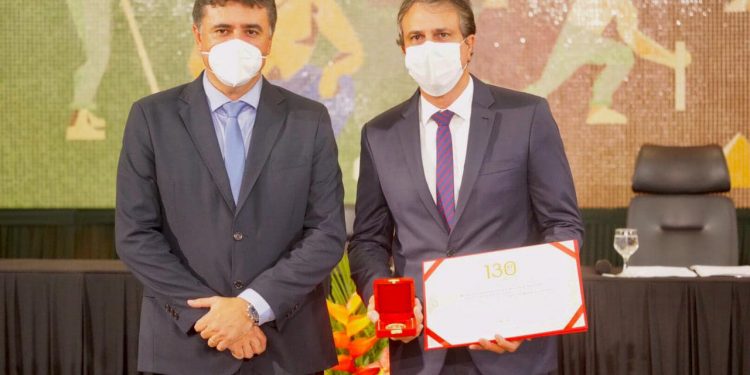 Governador Camilo Santana recebe medalha comemorativa em alusão aos 130 anos do MPCE