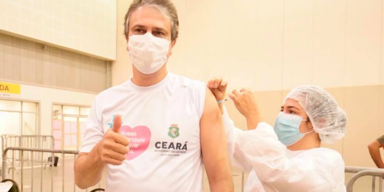 Governador Camilo Santana é vacinado contra a Covid-19