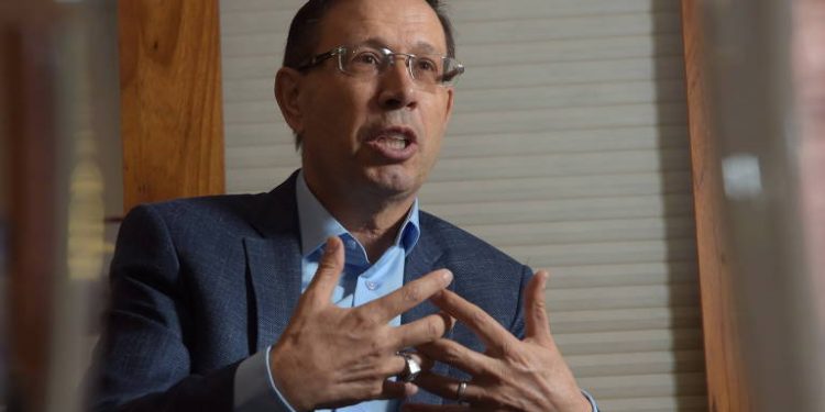 Acompanhe ao vivo: Carlos Wizard depõe à CPI sobre ‘gabinete paralelo’