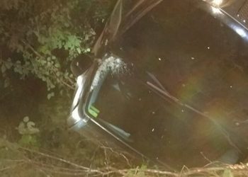 Veículo 4x4 despencou de uma altura de 30 metros por conta do acidente (Foto: Reprodução)