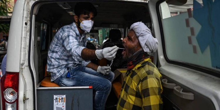 Variante indiana está se tornando dominante no planeta, diz OMS