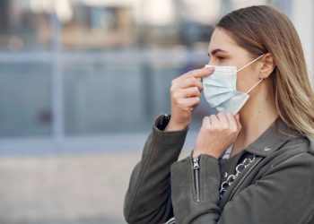 Usar máscara cirúrgica e de pano juntas inibe 95% de exposição a transmissão de Covid-19