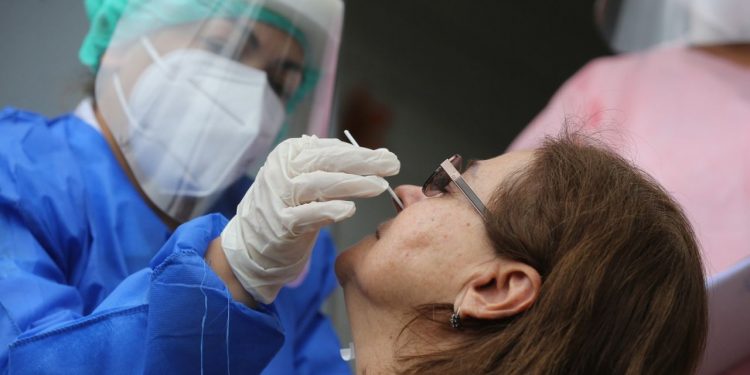 Com menos exames realizados, positividade de testes para Covid-19 cai no Ceará