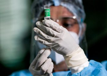 Profissional da saúde com uma vacina da AstraZeneca produzida pelo Instituto Serum, da Índia (Foto: Dinuka Liyanawatte/Reuters)