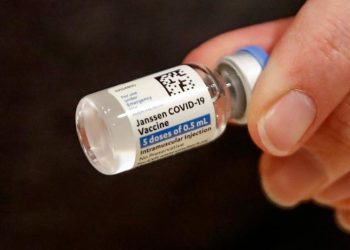 Ministério da Saúde informou que a chegada das doses da Janssen ao Brasil não acontecerá amanhã (Foto: KAMIL KRZACZYNSKI/AFP)