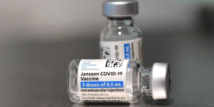 Ceará recebe 120,2 mil doses da vacina Janssen na próxima semana, anuncia Camilo Santana