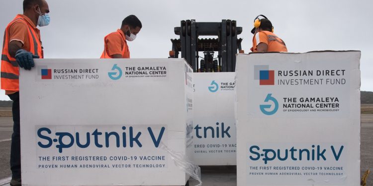 Ceará fez acordo para comprar 5 milhões de doses da Sputnik V, mas só pode aplicar 183 mil; entenda