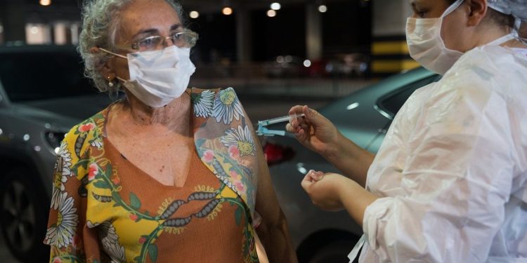 Quase 15 mil idosos não se vacinaram nem com a primeira dose contra a Covid-19 no Ceará