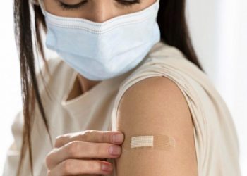 Mal estar e dor no local da aplicação da vacina indicam uma reação do organismo ao imunizante (Foto: Freepik)