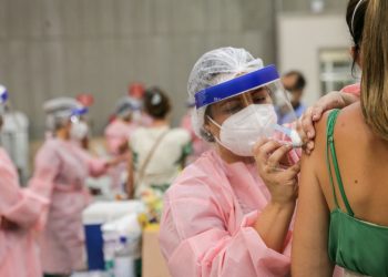 A cada dez cearenses vacinados, seis são mulheres (Foto: Camila Lima)