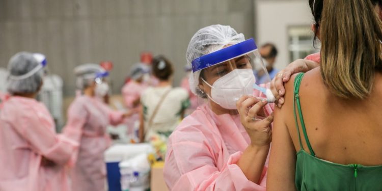 Mulheres se vacinam mais contra Covid-19 do que homens no Ceará; 56% dos óbitos são masculinos