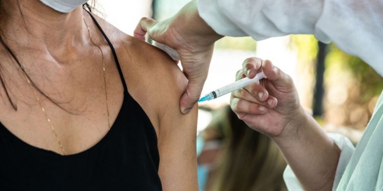 Municípios cearenses poderão avançar na vacinação por idade quando completarem 75% de cobertura