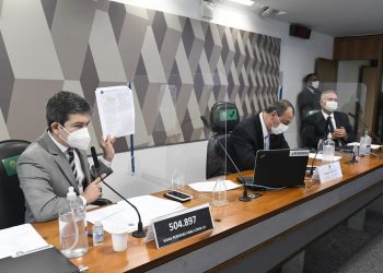 O requerimento de convocação das redes sociais é de autoria do vice-presidente da comissão, Randolfe Rodrigues (Rede-AP) (Foto: Jefferson Rudy/Agência Senado)