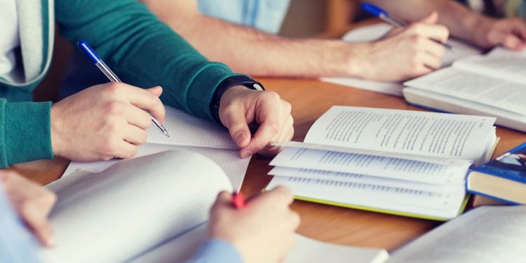 Veja concursos públicos com inscrições abertas no Ceará; salários vão de R$ 1.045 a R$ 16 mil