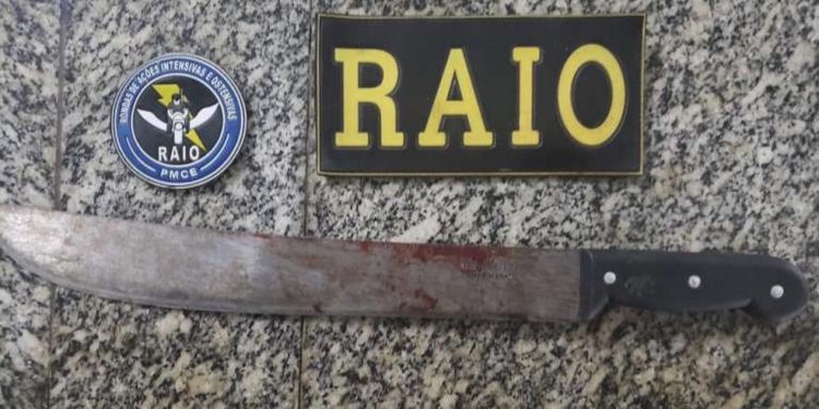 Mulher é presa em flagrante suspeita de tentar matar o próprio pai com facão no Interior do CE