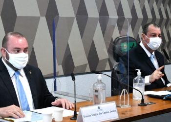 O deputado Fausto Junior e o presidente da CPI da Covid, senador Omar Aziz, durante sessão da comissão
(Foto: Edilson Rodrigues/Agência Senado)