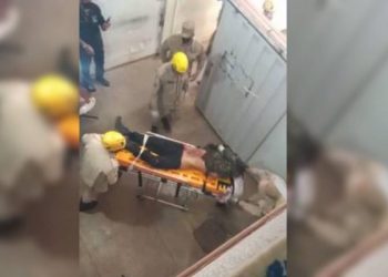 Momento em que Lázaro chega ao hospital (Foto: Reprodução)