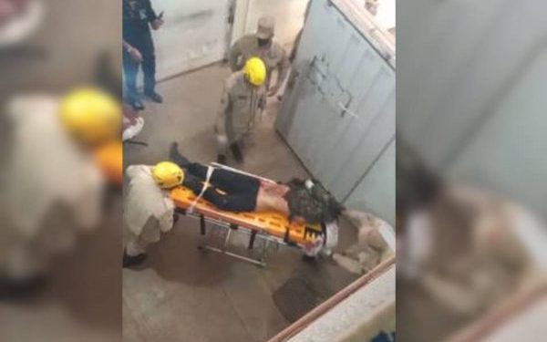 Momento em que Lázaro chega ao hospital (Foto: Reprodução)
