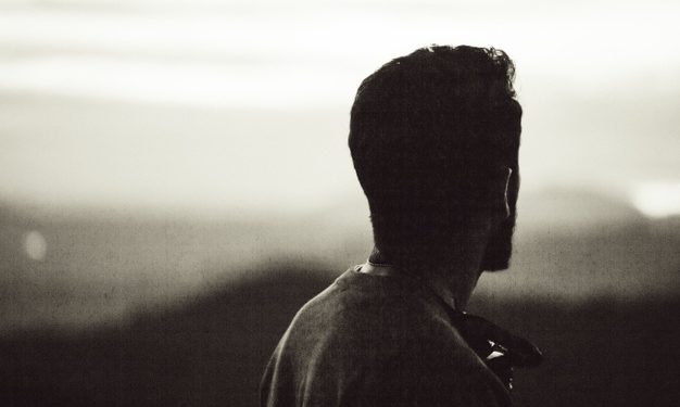 Carente é o teu olhar – Por Alexandre Lucas