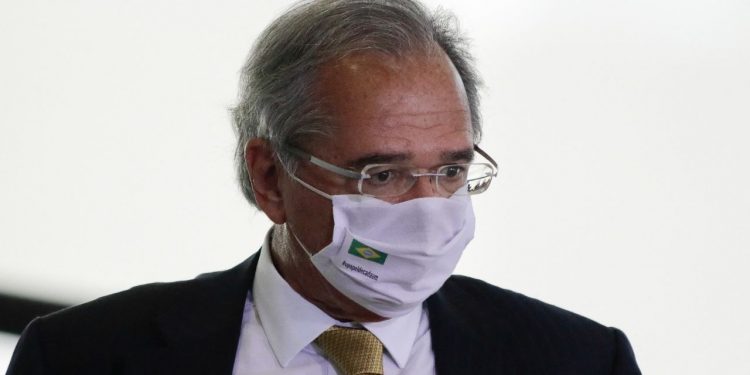 Paulo Guedes voltou a garantir que o benefício será estendido por mais três meses (Foto: Sergio Lima/AFP)