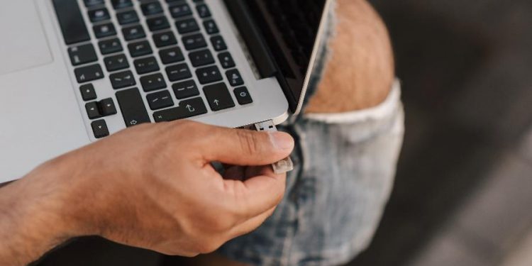 Posso arrancar o pen drive direto sem estragar o computador?