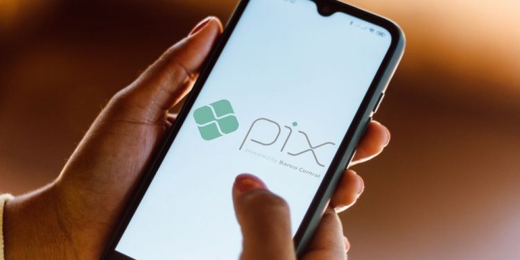 Grupos de Pix R$ 1 se espalham no WhatsApp e prometem lucro; prática pode ser crime