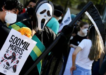 Bolsonaro é alvo de protesto contra 500 mil mortes pela Covid-19 no país (Foto: Diego Vara/Reuters)