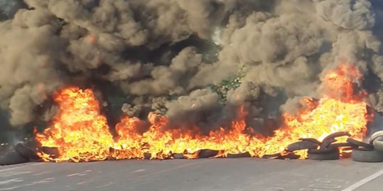 Moradores fizeram protesto nesta segunda-feira (14) por causa do caso (Foto: Reprodução)