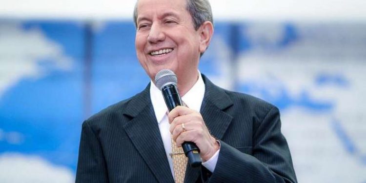 Intubado, R.R. Soares anunciou água consagrada como cura da Covid-19