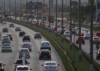Carros trafegando na Estrada Parque Ceilândia em horário de trânsito intenso (Foto: Toninho Tavares/Agência Brasília)