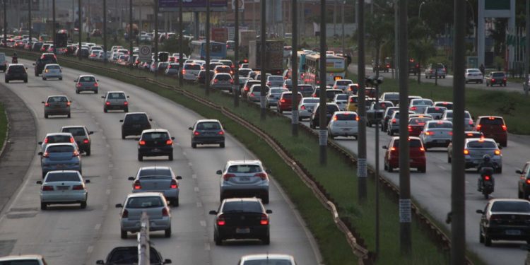 Carros trafegando na Estrada Parque Ceilândia em horário de trânsito intenso (Foto: Toninho Tavares/Agência Brasília)