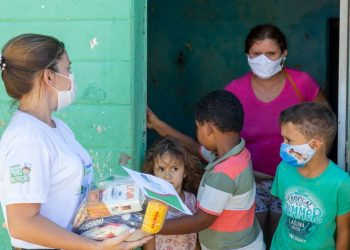 “Estava precisando muito e chegou na hora certa porque não tinha quase nada em casa para dar de comer a meus três filhos”, relatou Naisolôngia Borges de Oliveira ao receber a doação de alimentos por uma assistente social em Várzea Alegre (Foto: Fábio de Oliveira/Divulgação)