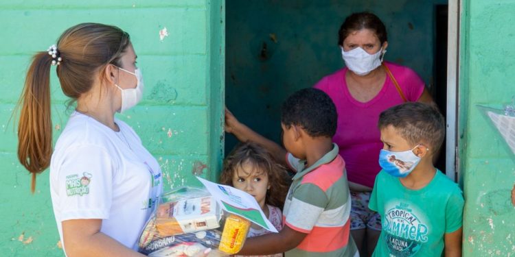 Vacina e doação de alimentos para famílias vulneráveis caminham juntas no Interior