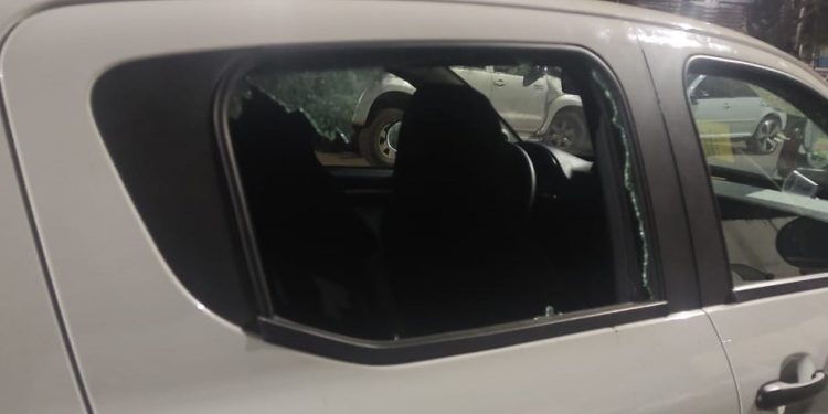 Mulher é detida pela PM após quebrar vidro de viatura da Vigilância Sanitária em Barbalha