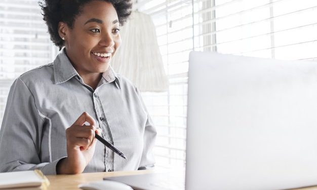 Camilo anuncia aquisição de 28 mil notebooks para uso de professores da rede estadual