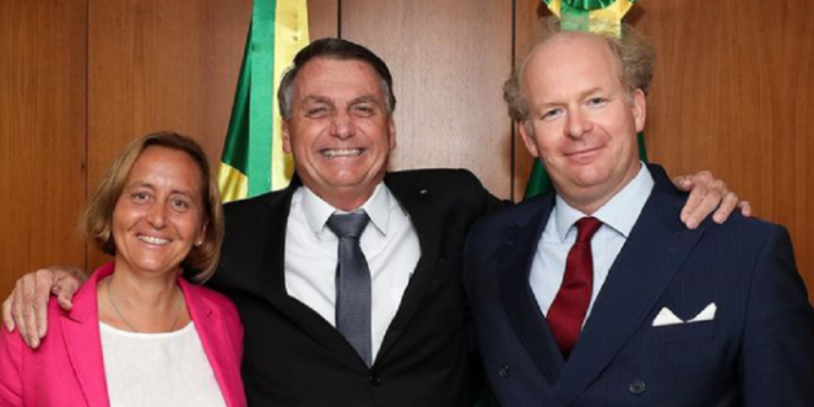 Deputada alemã e neta de ministro de Hitler posta foto com Bolsonaro