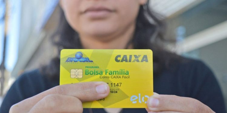 Proposta de Guedes para o novo Bolsa Família pode inviabilizar programa; entenda