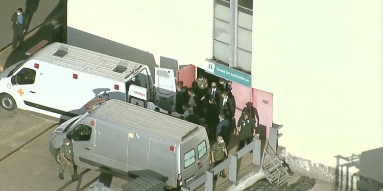 Bolsonaro é levado para São Paulo; médicos avaliam cirurgia de emergência