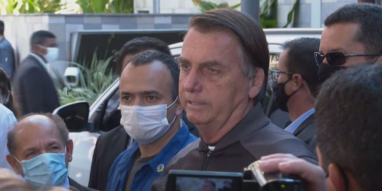 Bolsonaro recebe alta médica neste domingo após 4 dias internado