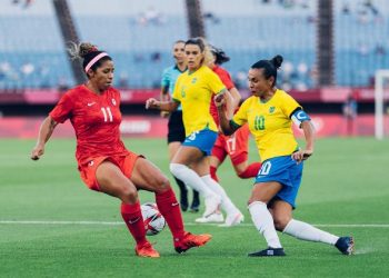 Marta tenta jogada sobre Desiree Scott em Canadá x Brasil pelas quartas de final das Olimpíadas (Foto: Sam Robles)