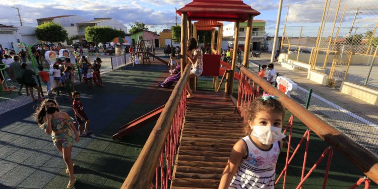 Antonina do Norte e Lavras da Mangabeira ganham brinquedopraças e academias ao ar livre