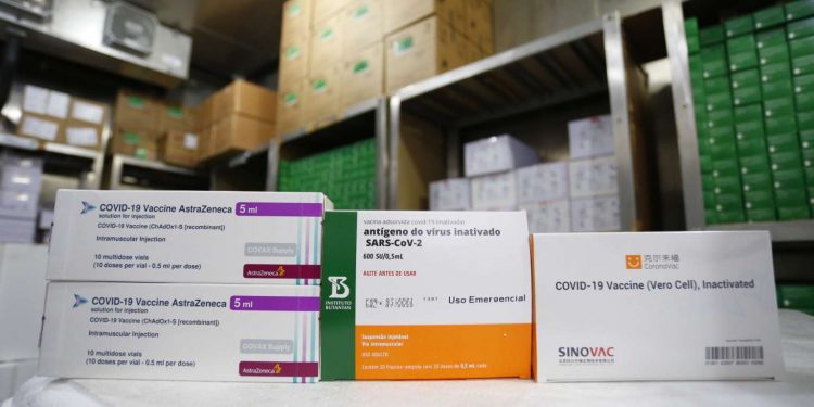 Novo lote com 205 mil de vacinas contra a Covid chega ao Ceará