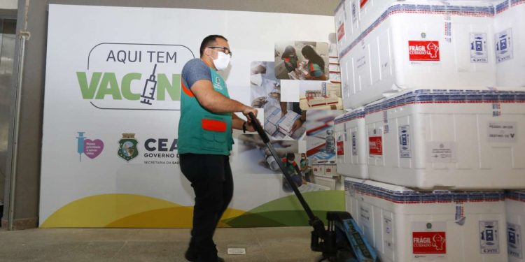 Ceará recebe 316 mil doses de vacinas contra a Covid-19 neste sábado (31)