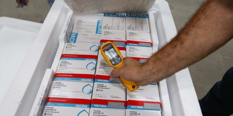 Ceará recebe quase 138 mil doses de vacinas em remessa nesta quarta-feira (30)