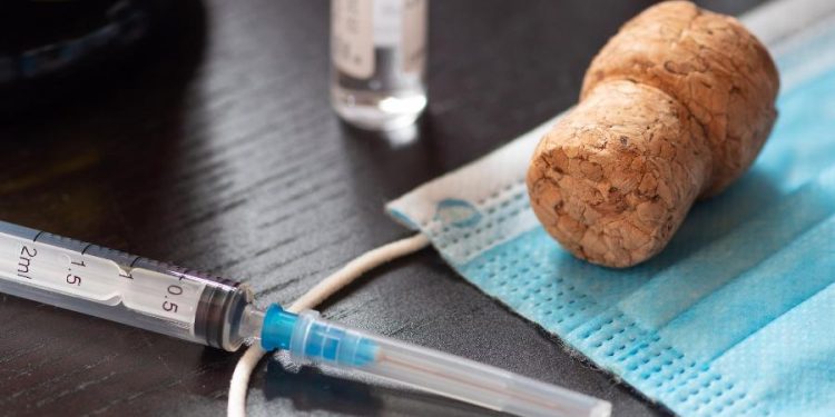 Afinal, pode tomar bebida alcoólica após se vacinar contra a Covid-19?